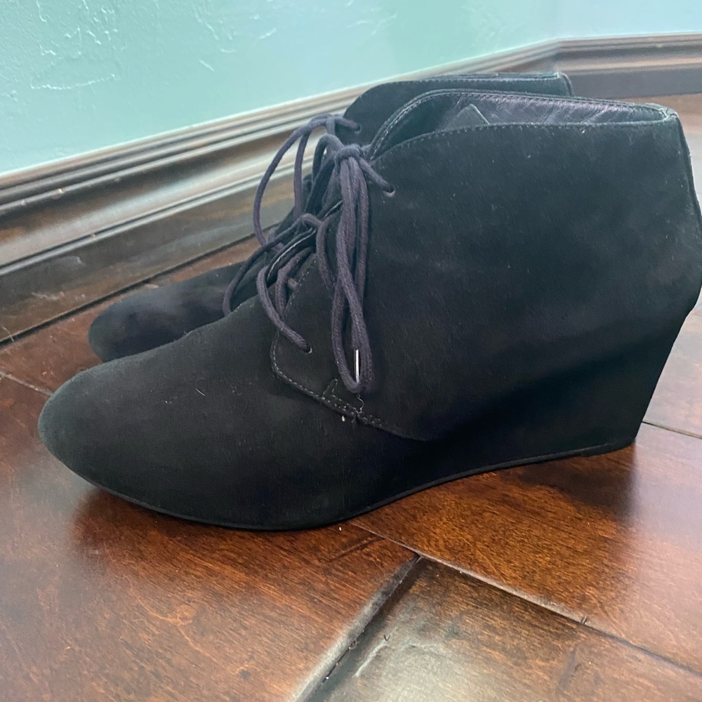 Vionic size 9. Slight heel.  Super comfy. High quality